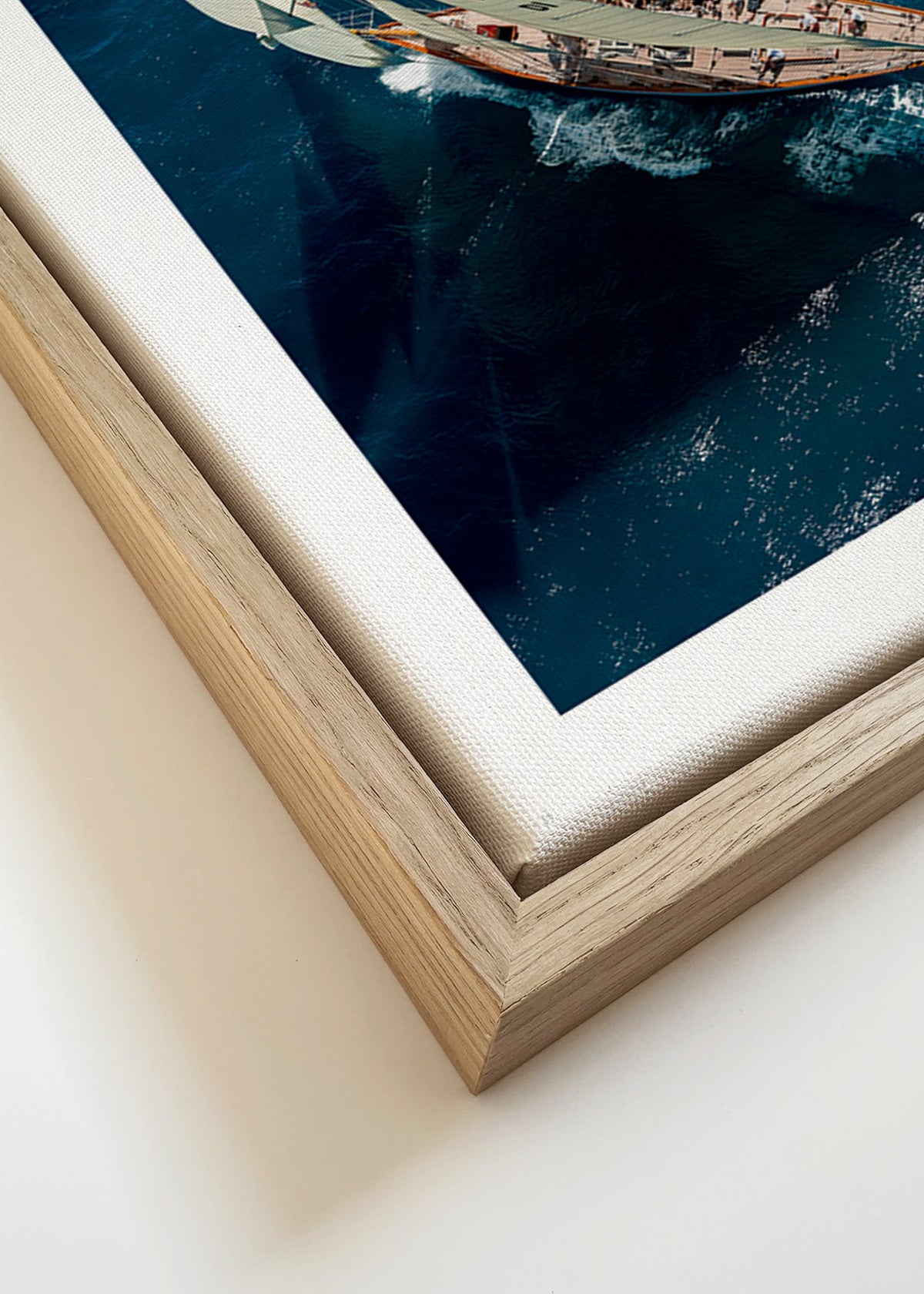 Fotografi af klassisk sejlbåd i kapsejlads – Canvas detail