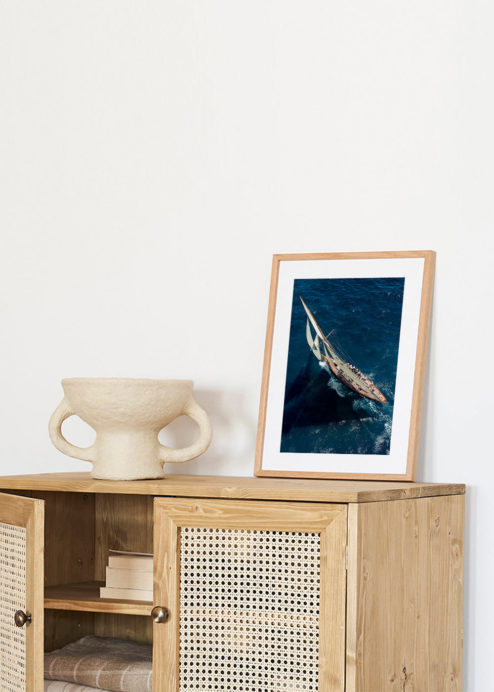 Fotografi af klassisk sejlbåd i kapsejlads – Product2