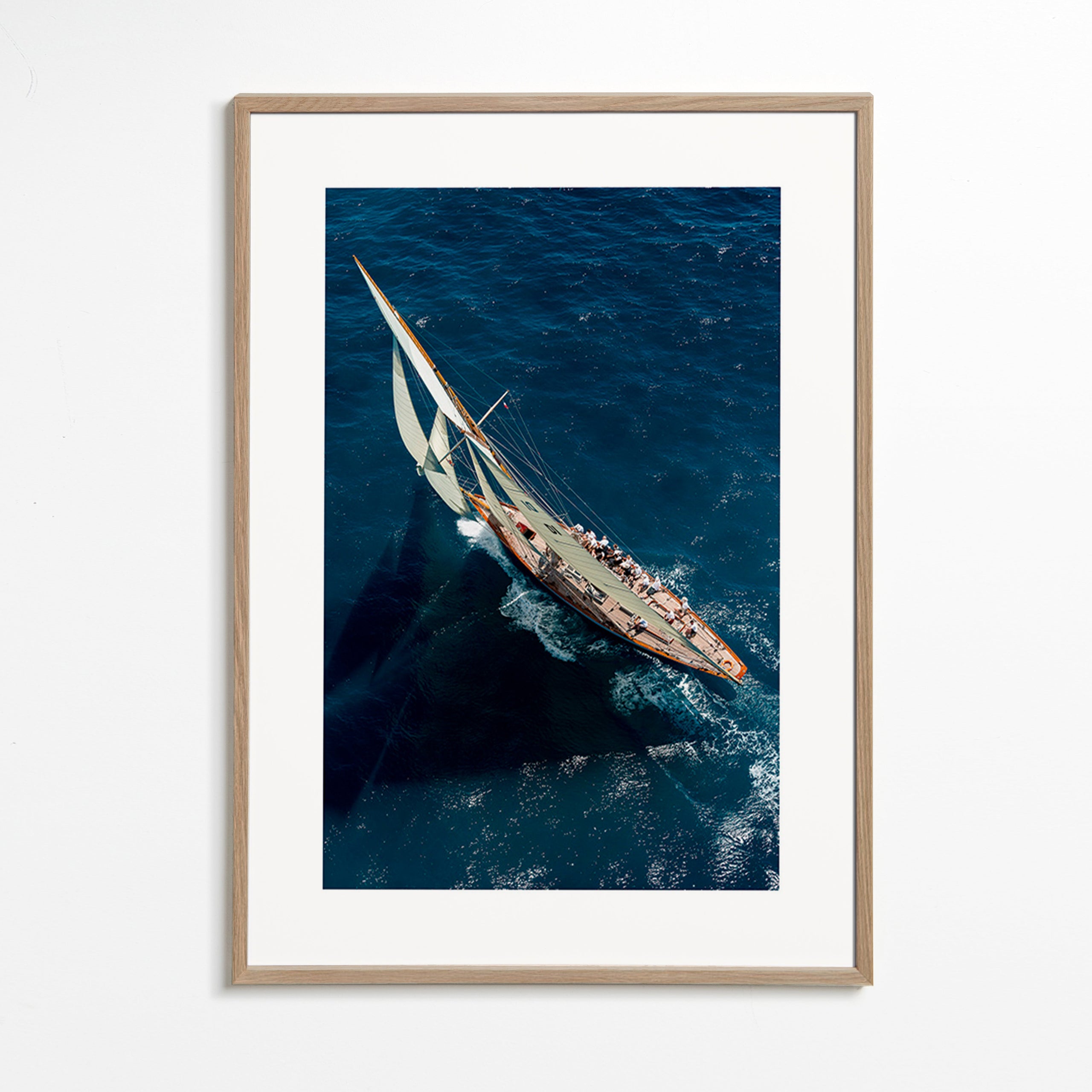 Fotografi af klassisk sejlbåd i kapsejlads – Oak Frame