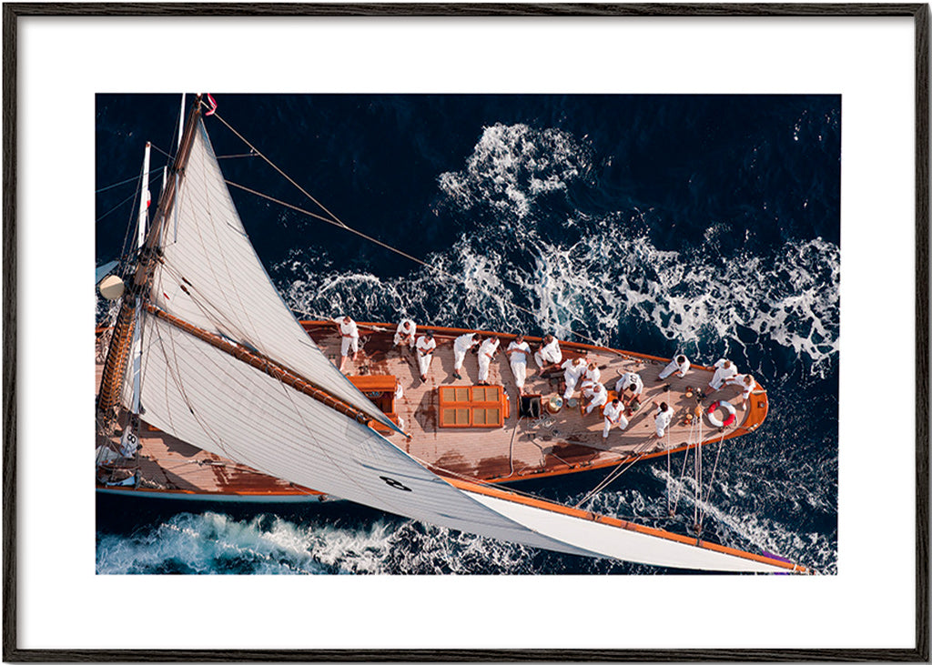 Luftfotografi af sejlbåd på åbent hav – Black Frame