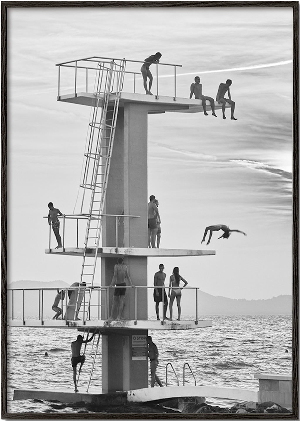 Fotografi af hoppeplatform ved kysten – Black Frame