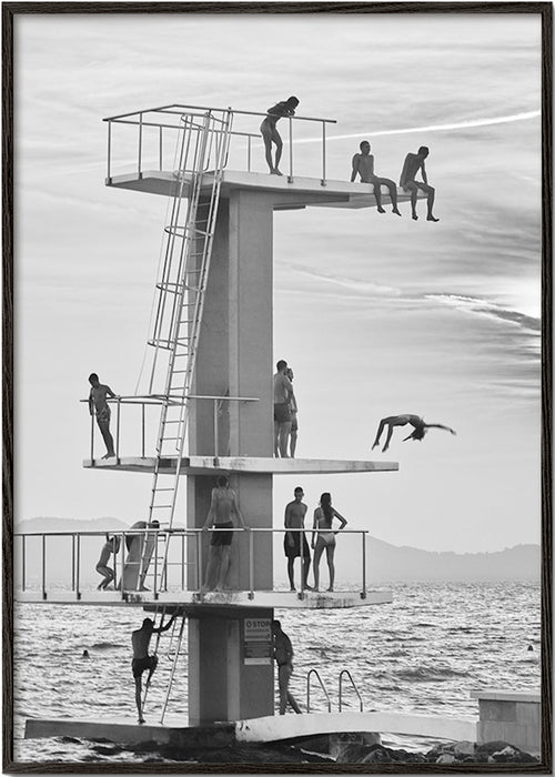 Fotografi af hoppeplatform ved kysten – Black Frame