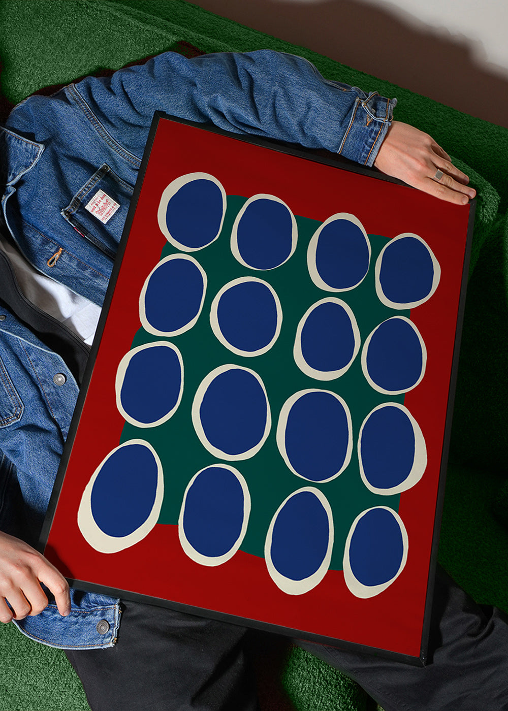 Geometrisk billede med blå ovaler og grønt felt – Product2