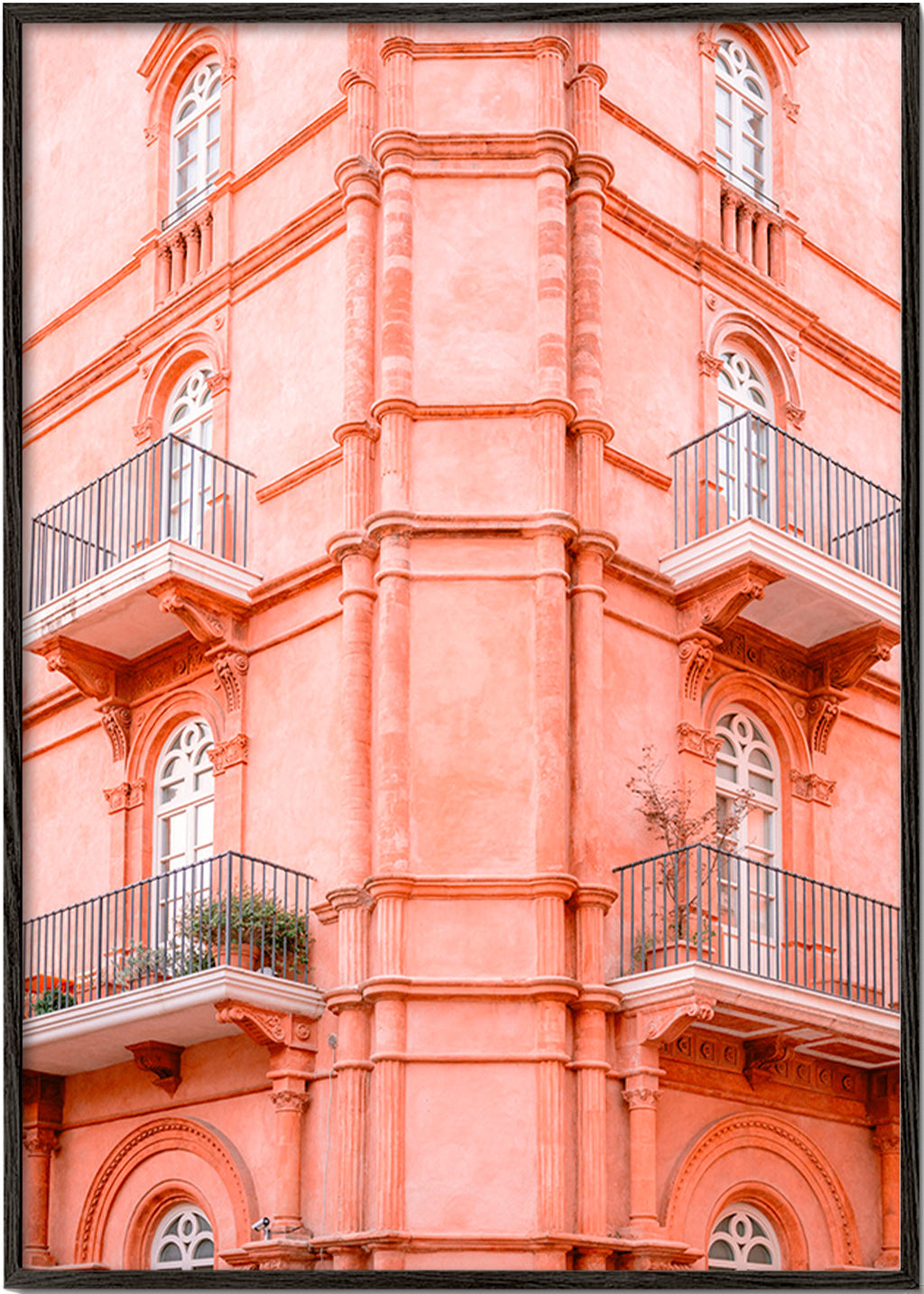 Byplakat med rosa facade og altaner – Black Frame