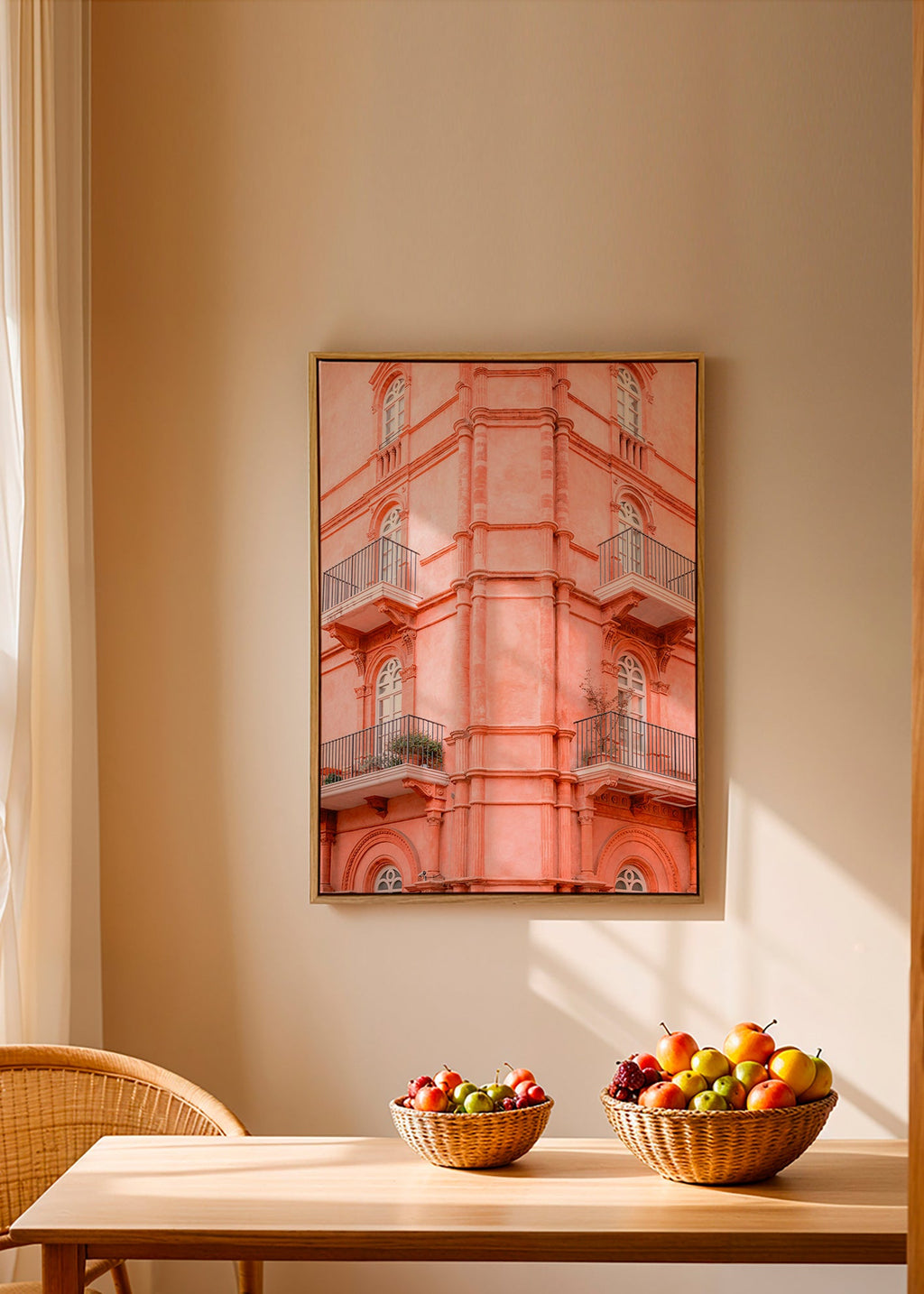 Byplakat med rosa facade og altaner – Canvas1