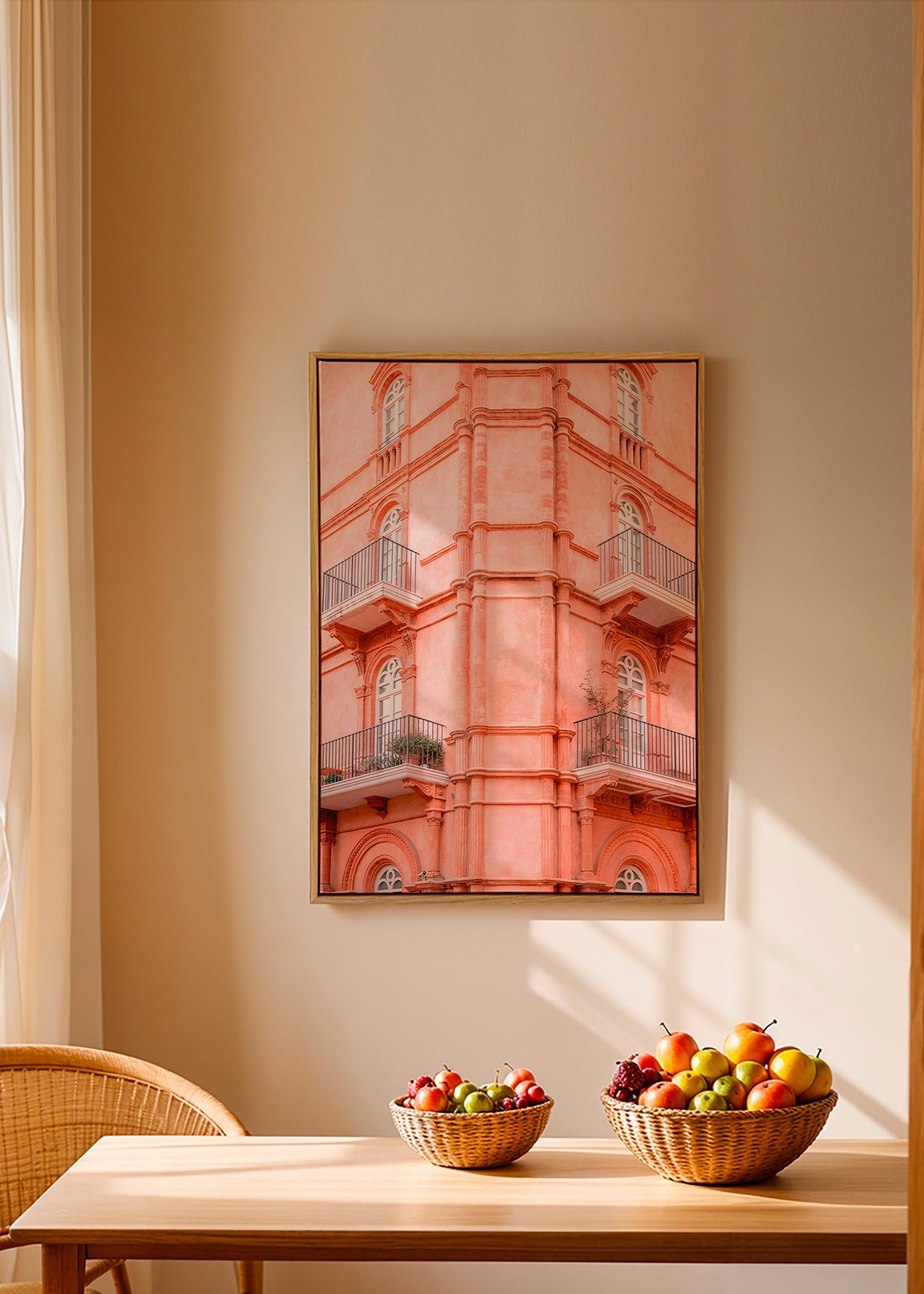Byplakat med rosa facade og altaner – Canvas1