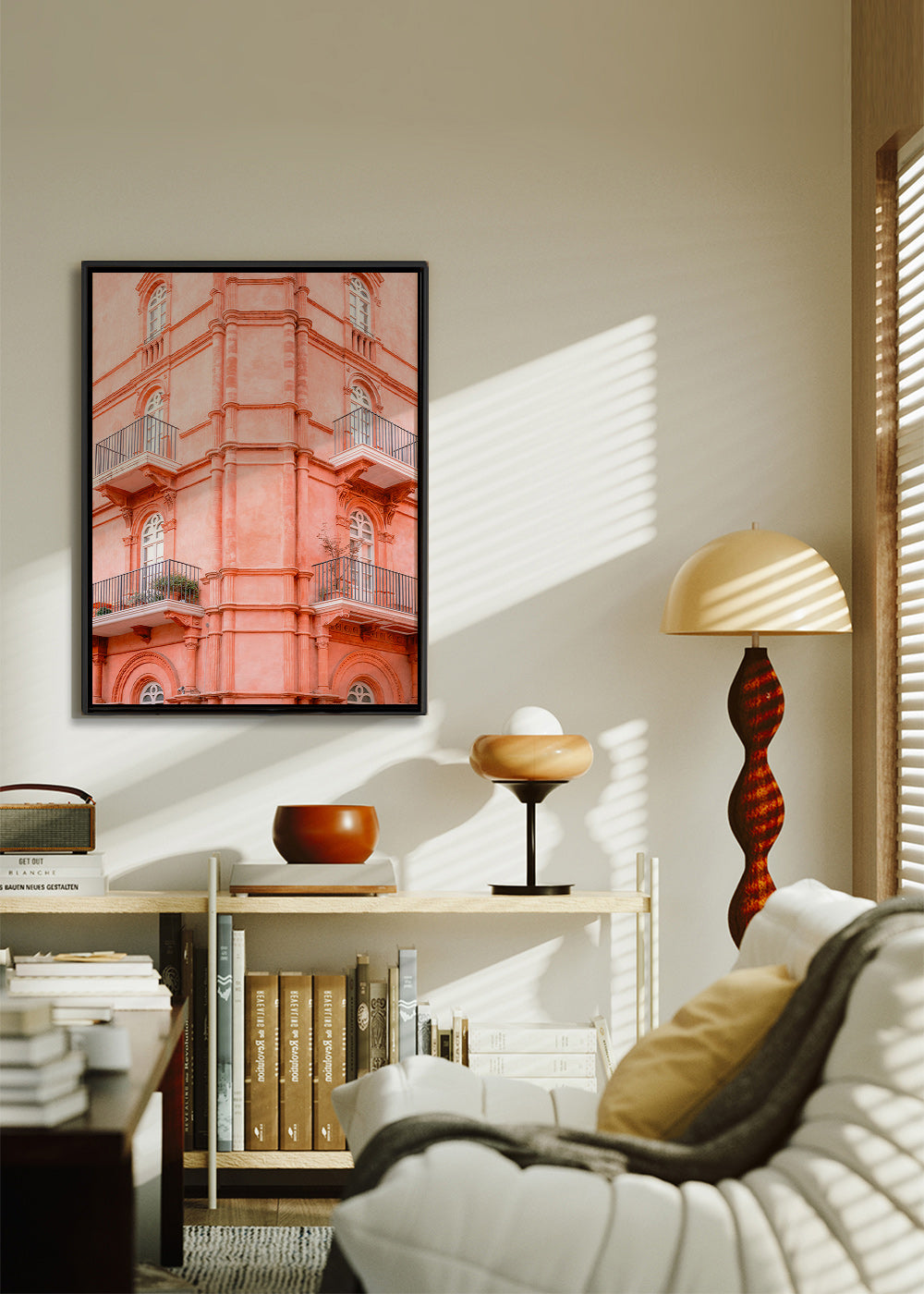 Byplakat med rosa facade og altaner – Canvas2