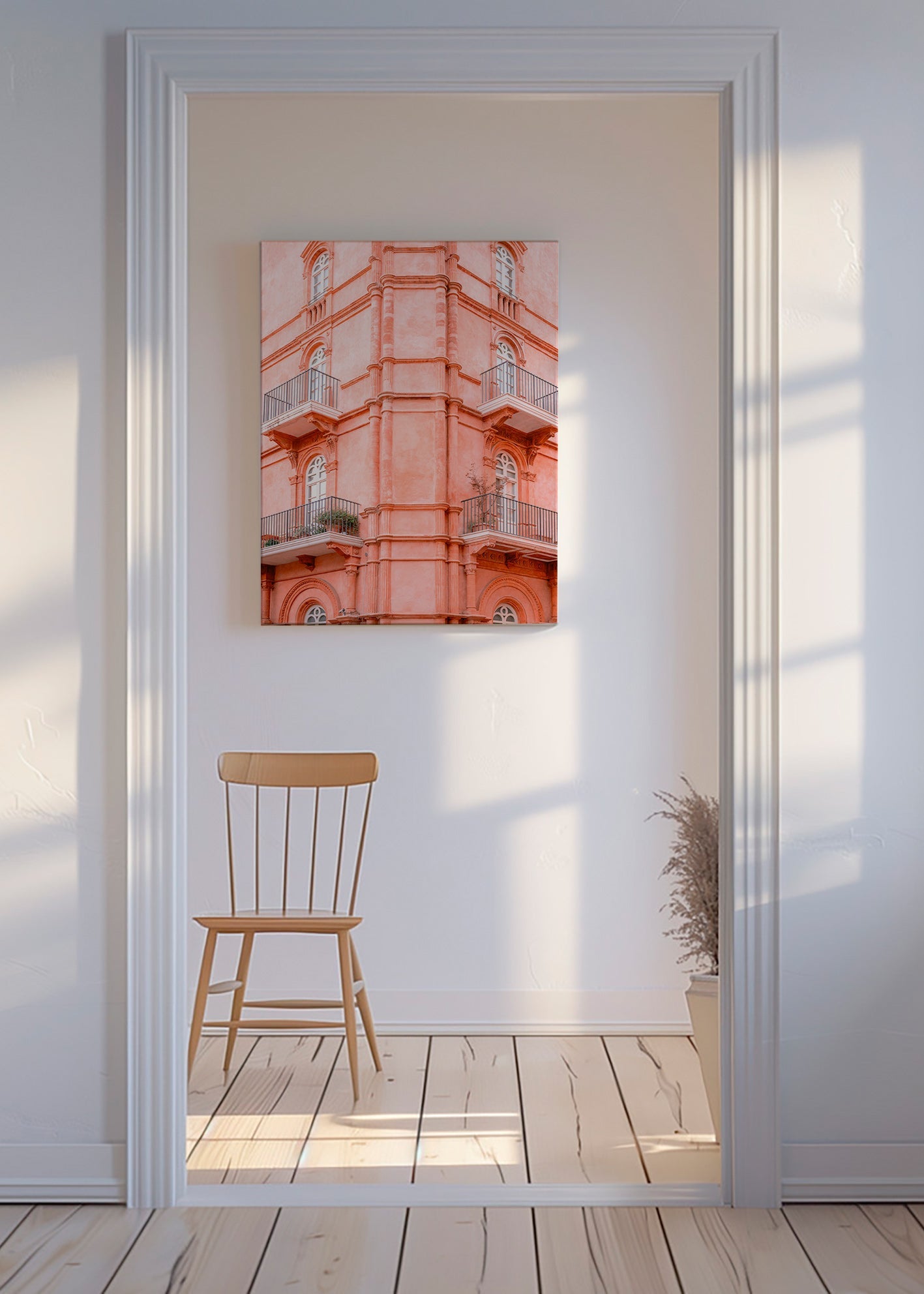 Byplakat med rosa facade og altaner – Canvas