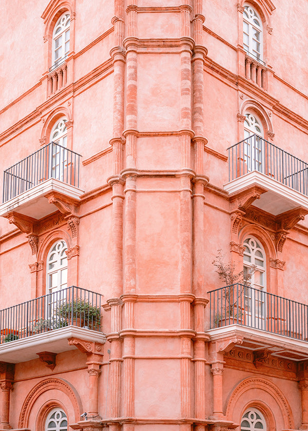 Byplakat med rosa facade og altaner