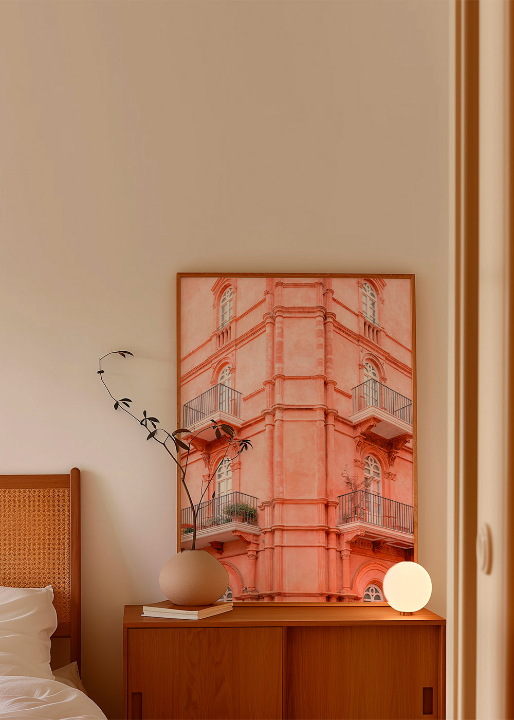 Byplakat med rosa facade og altaner – Product2