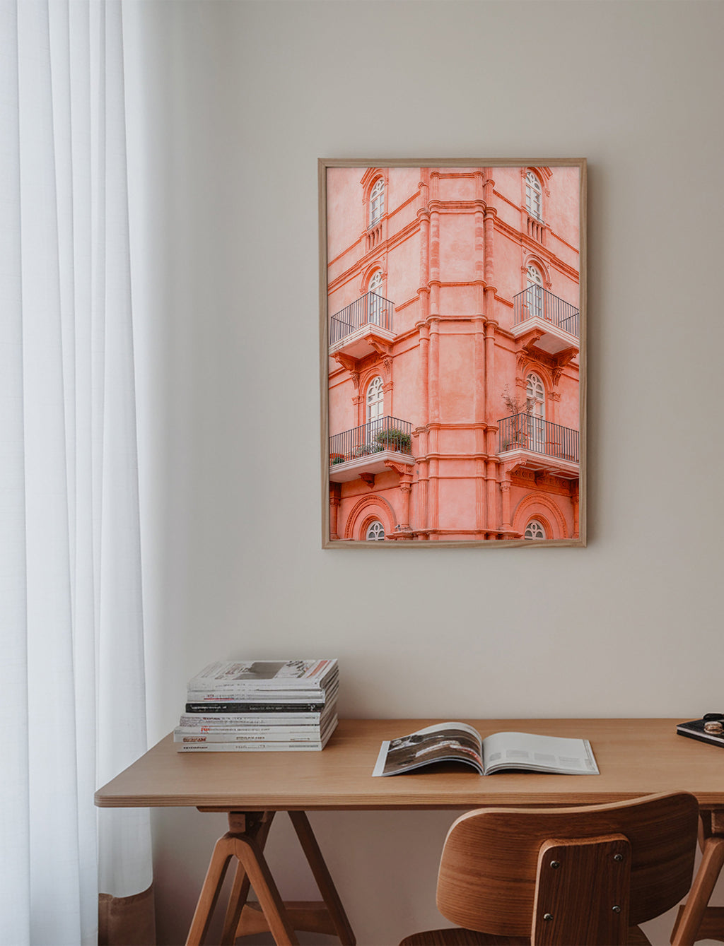 Byplakat med rosa facade og altaner – Product3