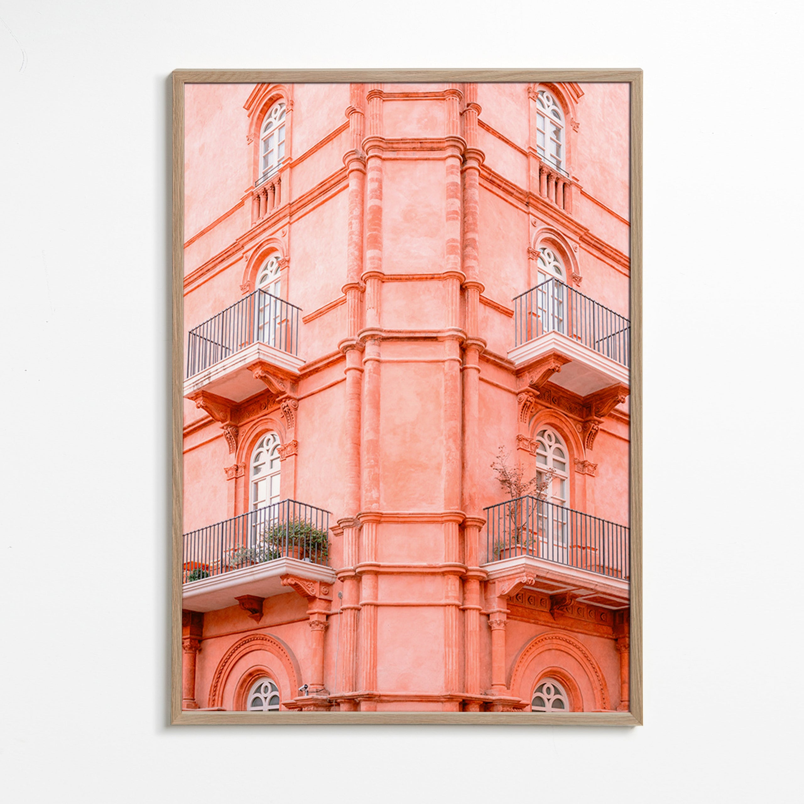 Byplakat med rosa facade og altaner – Oak Frame