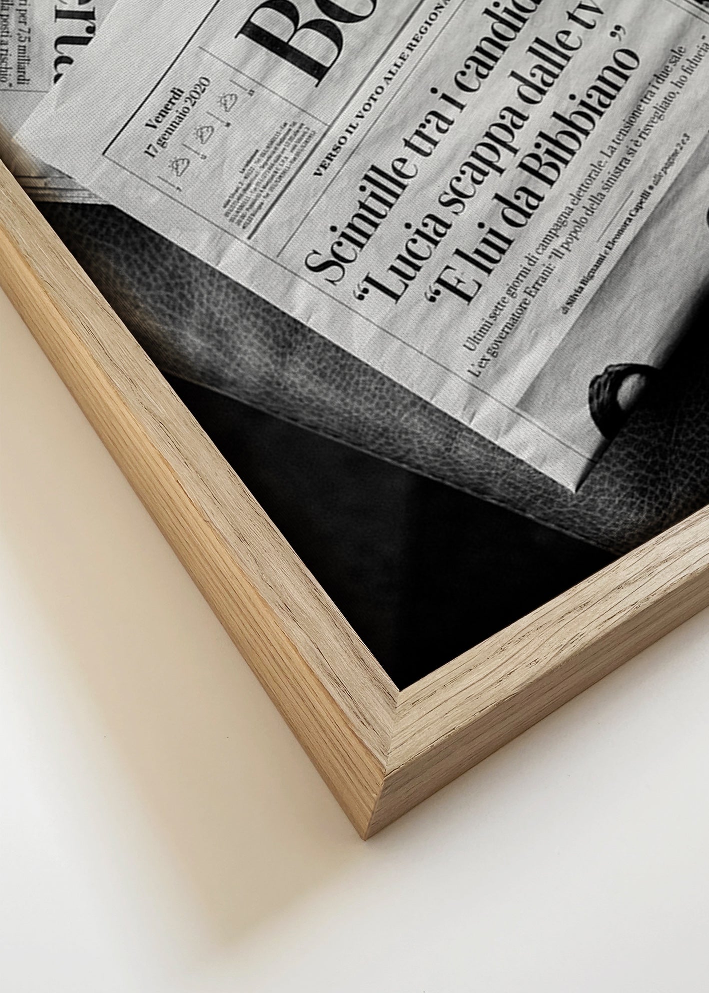 Bybillede med sort-hvid avisforside – Canvas detail