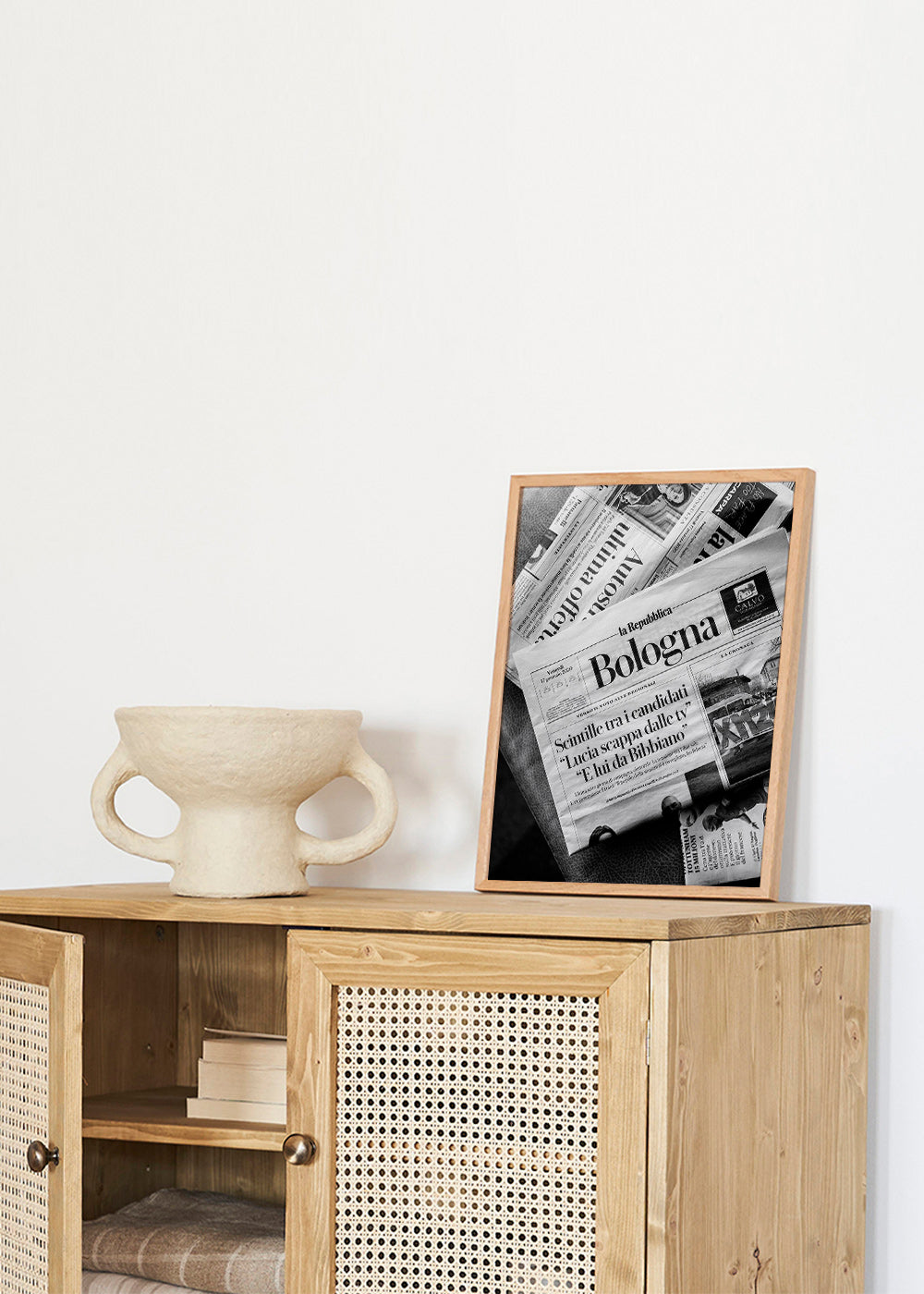 Bybillede med sort-hvid avisforside – Product1