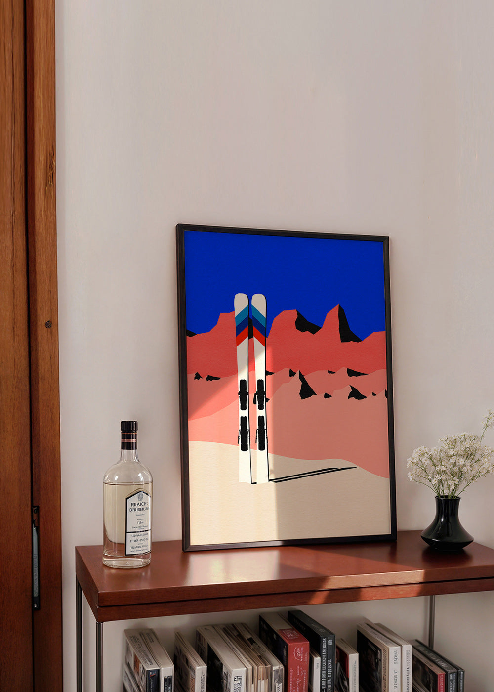 Sportsplakat med ski foran geometrisk bjerglandskab – Product2