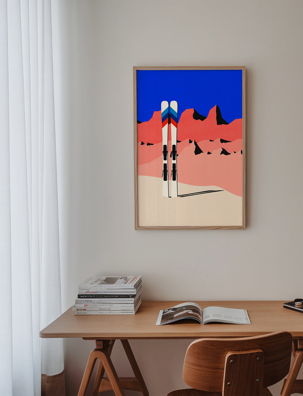 Sportsplakat med ski foran geometrisk bjerglandskab – Product3