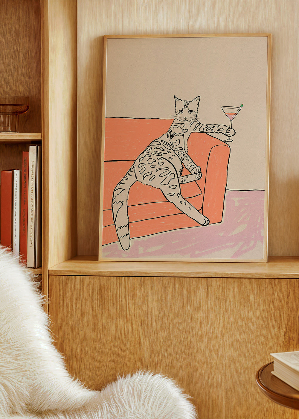 Køkkenkunst: kat med cocktail på sofaen – Product1