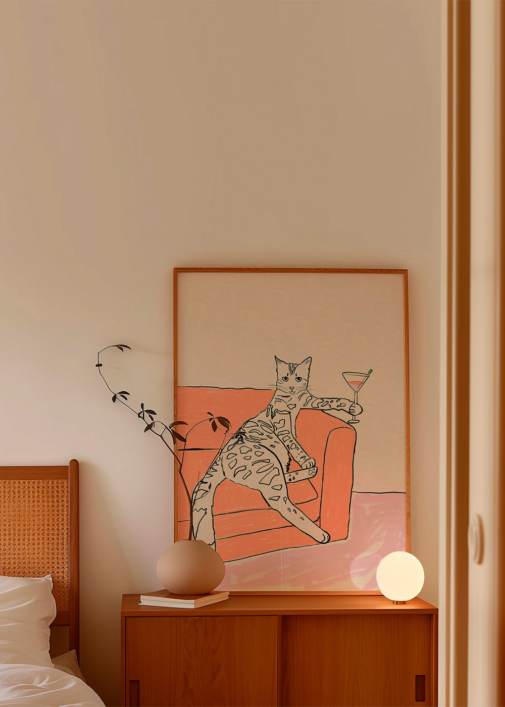 Køkkenkunst: kat med cocktail på sofaen – Product3