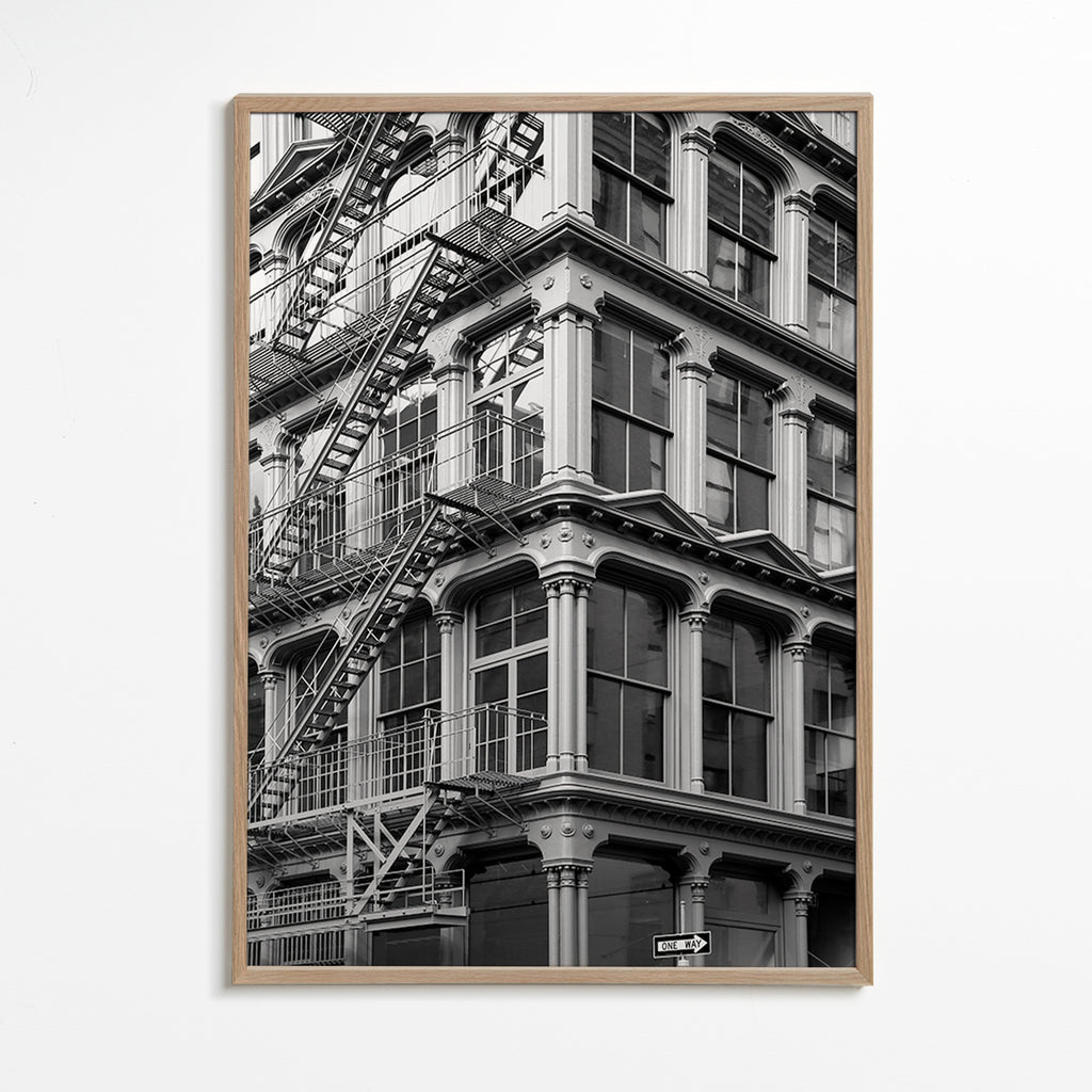 Fotografi af byhjørne med nødtrappe – Oak Frame