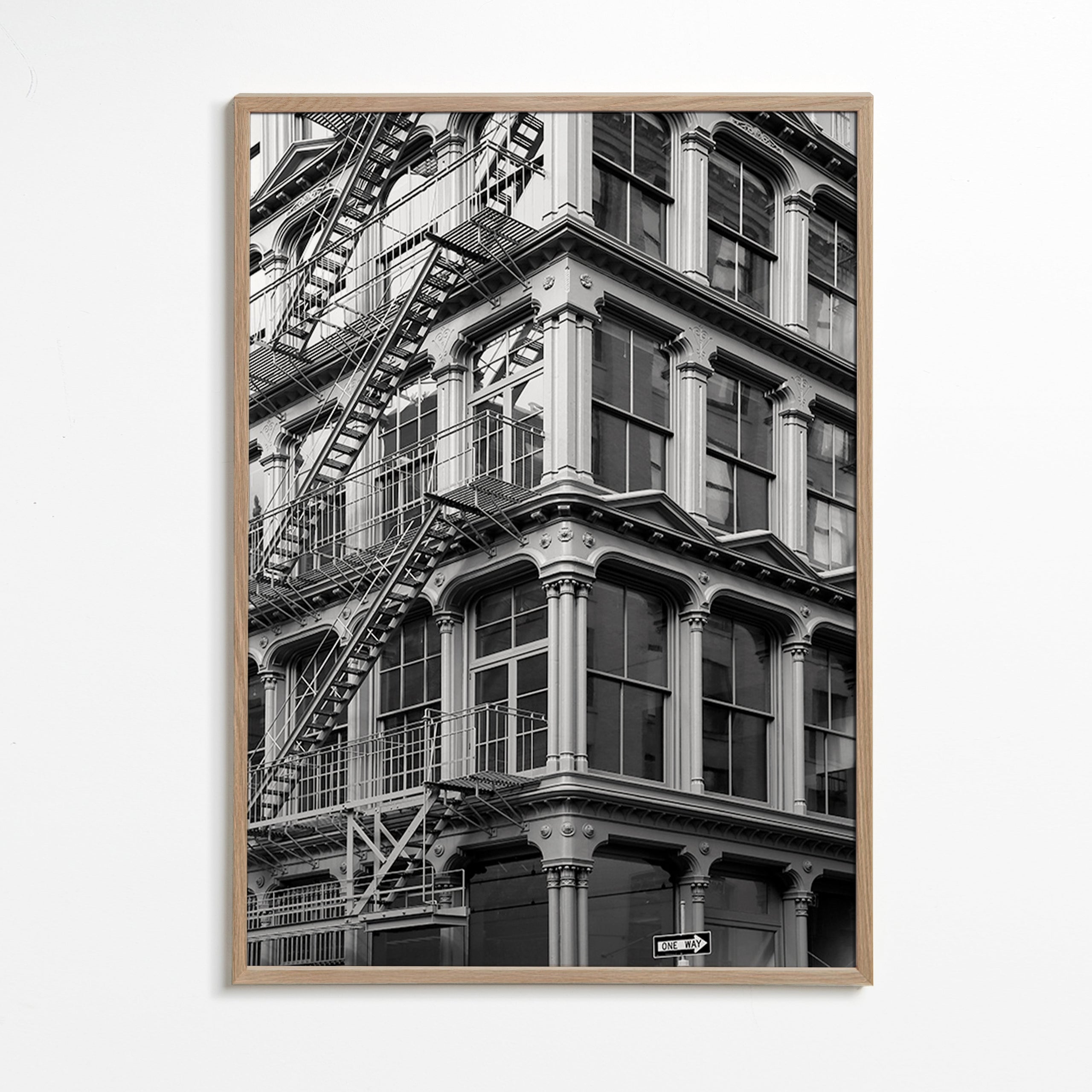 Fotografi af byhjørne med nødtrappe – Oak Frame