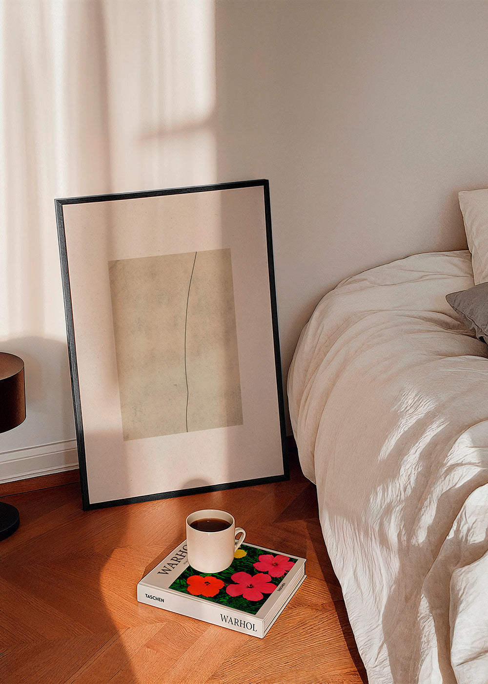 Minimalistisk billede med buet linje og beige tekstur – Product1