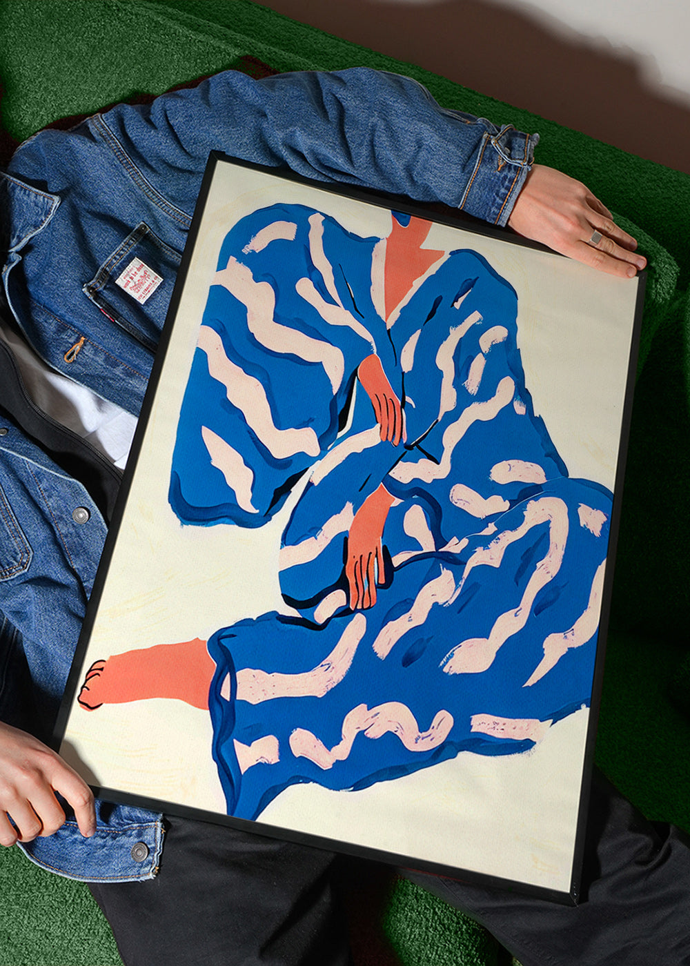 Illustration af figur i blå kappe – Product1