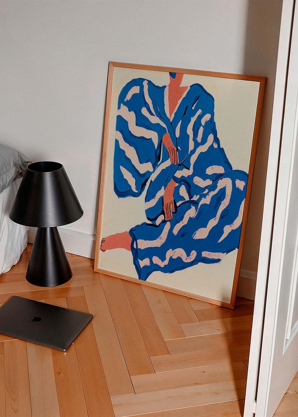 Illustration af figur i blå kappe – Product3