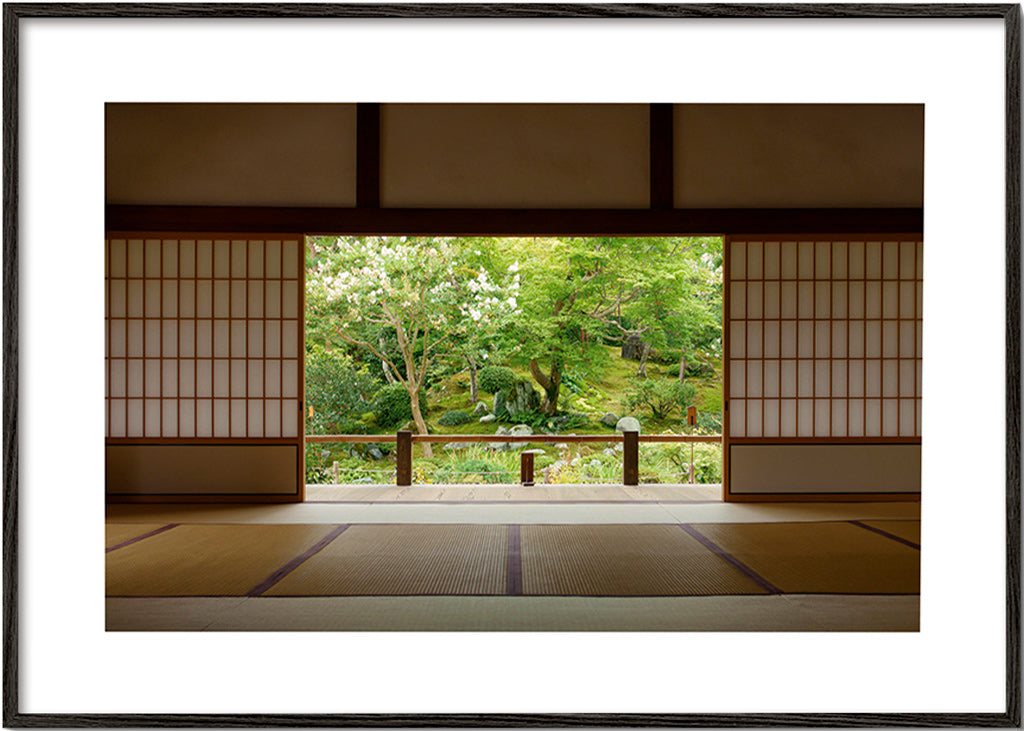 Afslappende design med udsigt til japansk have indefra – Black Frame