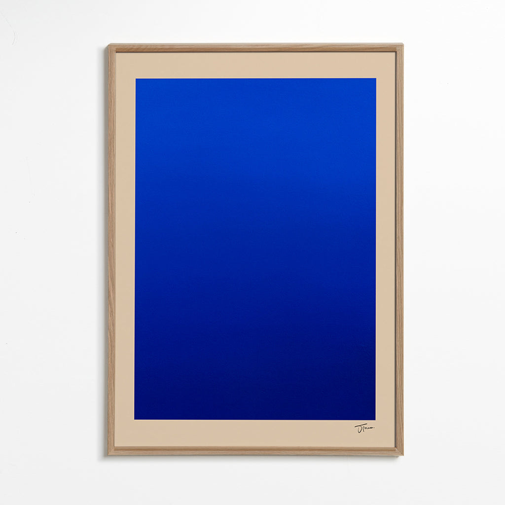 Abstrakt billede blåt felt med beige kant – Oak Frame