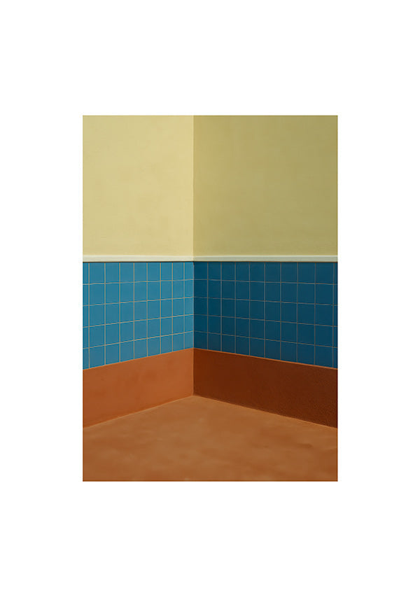 Minimalistisk design: hjørne med blå fliser og terracotta gulv