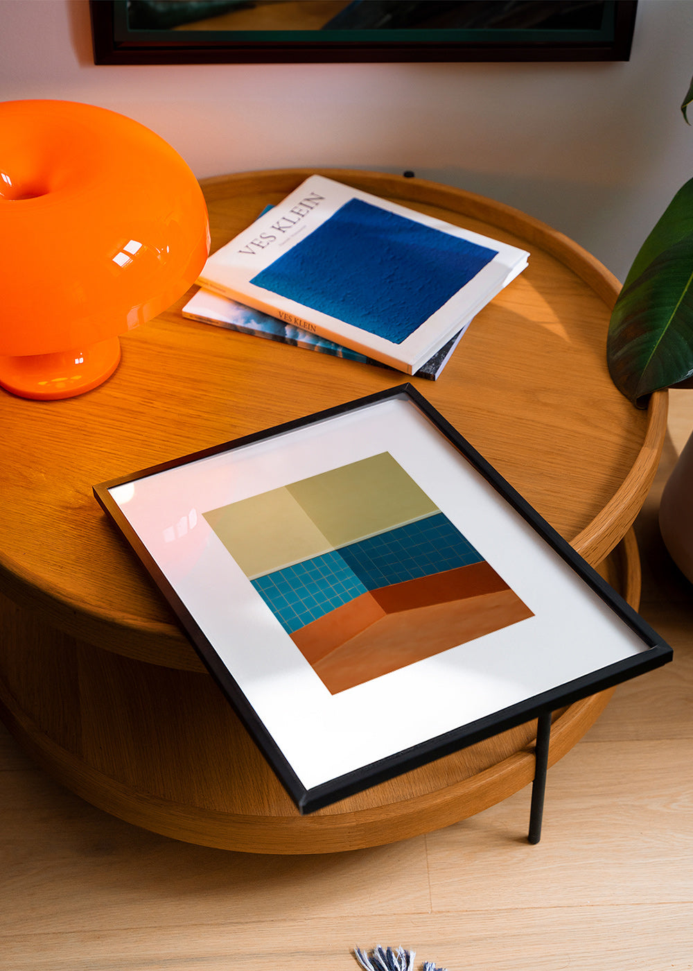 Minimalistisk design: hjørne med blå fliser og terracotta gulv – Product1