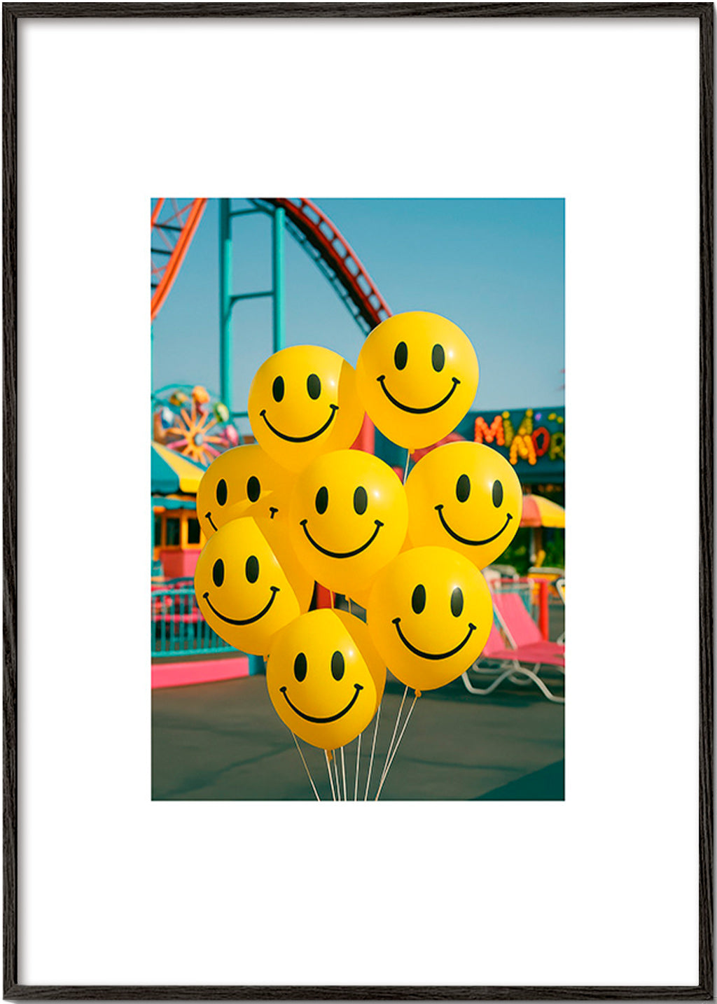 Fotografi af smilende balloner i forlystelsespark – Black Frame