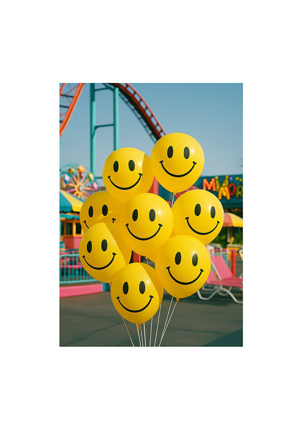 Fotografi af smilende balloner i forlystelsespark