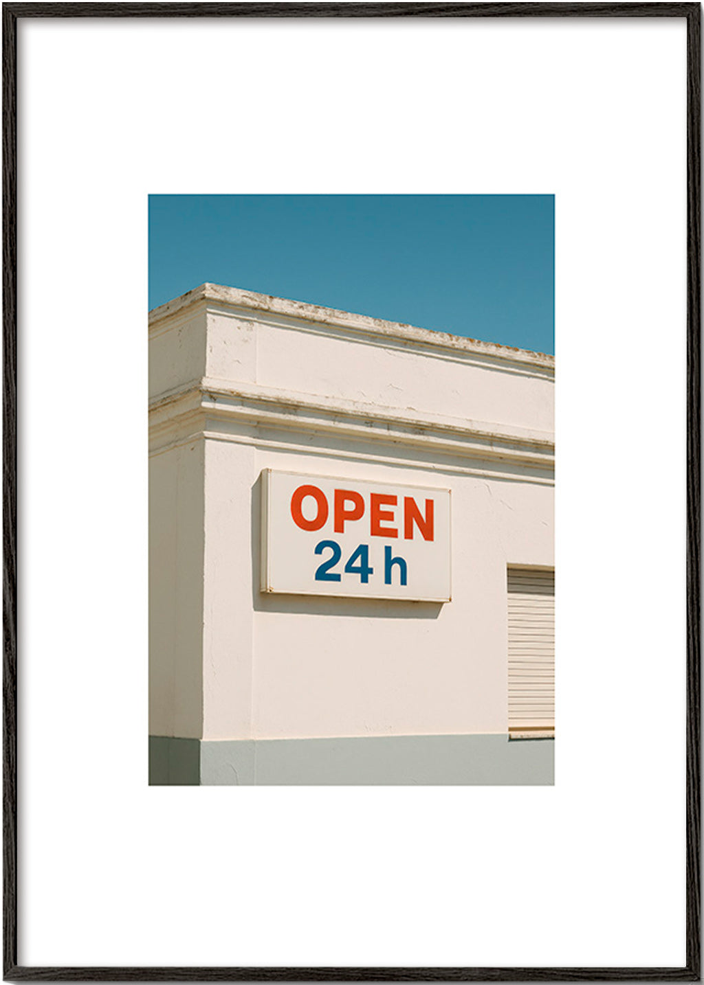 Minimal plakat facade med OPEN 24h skilt – Black Frame