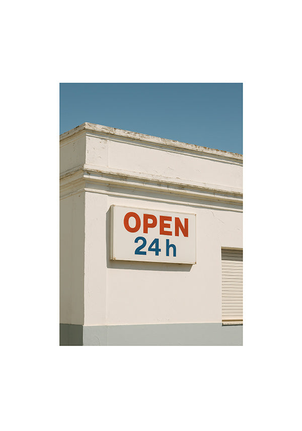 Minimal plakat facade med OPEN 24h skilt