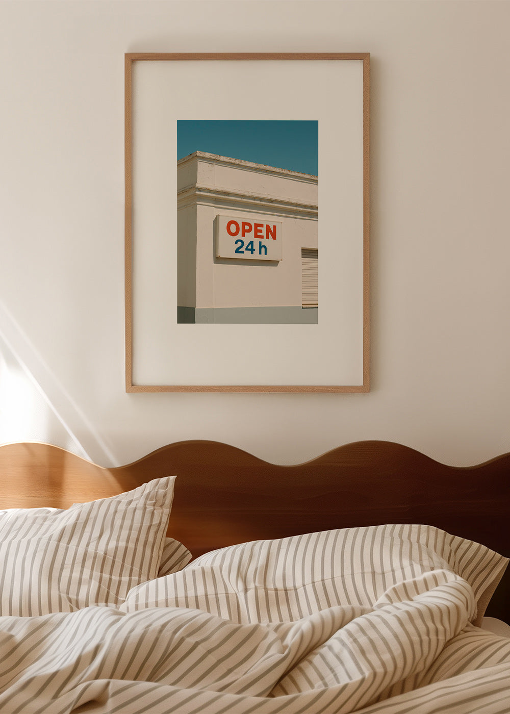 Minimal plakat facade med OPEN 24h skilt – Product3
