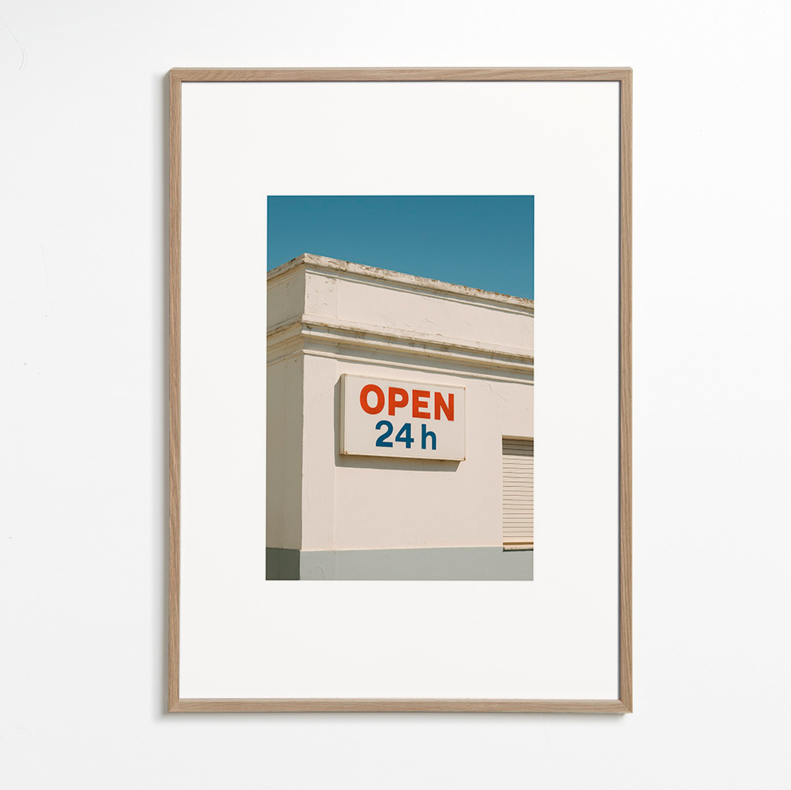 Minimal plakat facade med OPEN 24h skilt – Oak Frame
