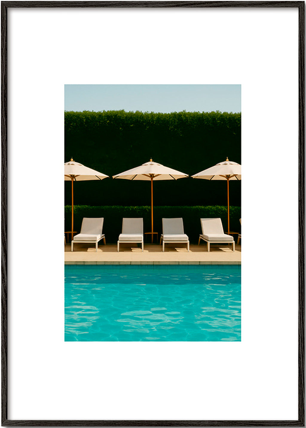 Fotografi af pool med parasoller og rene linjer – Black Frame