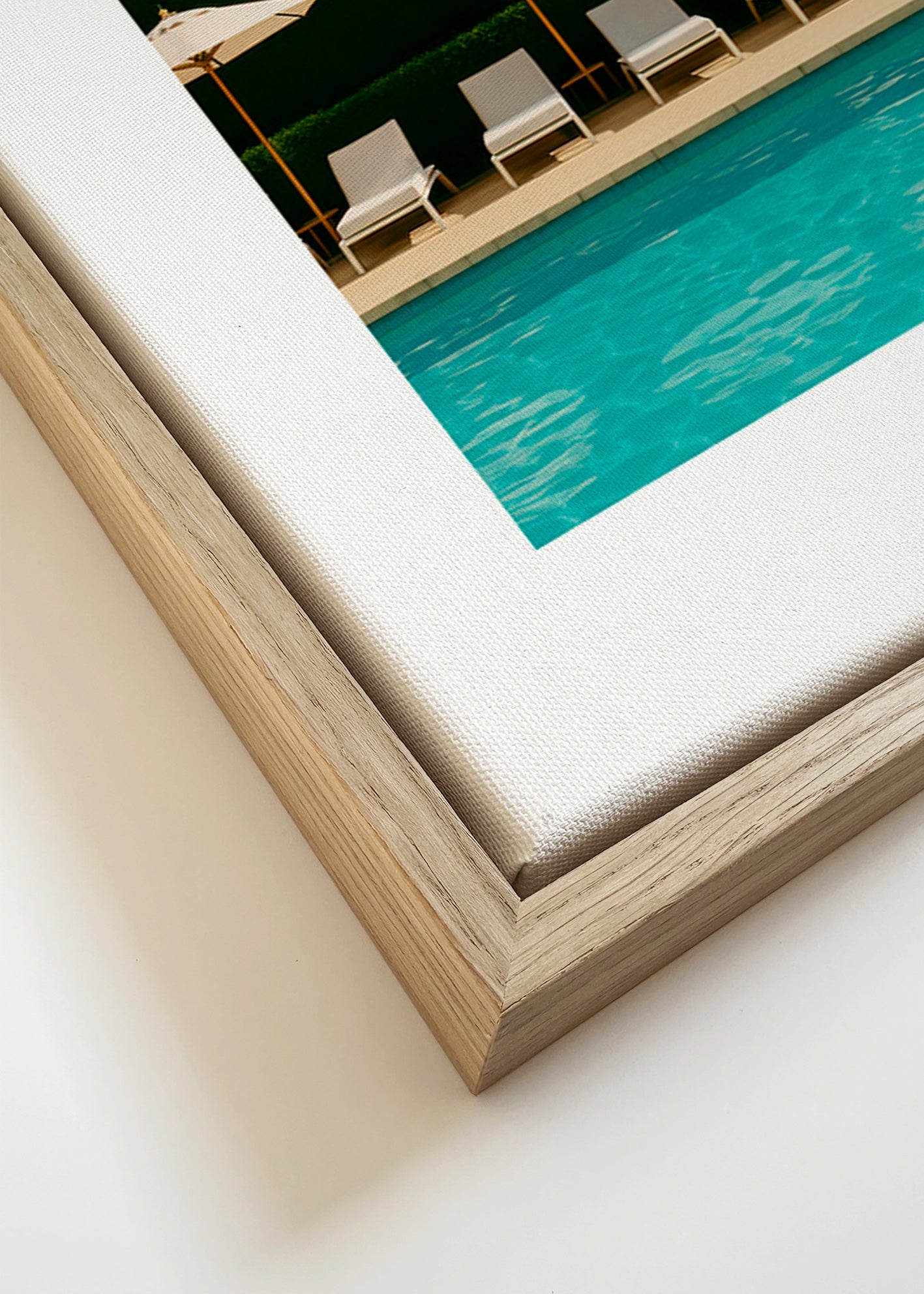 Fotografi af pool med parasoller og rene linjer – Canvas detail