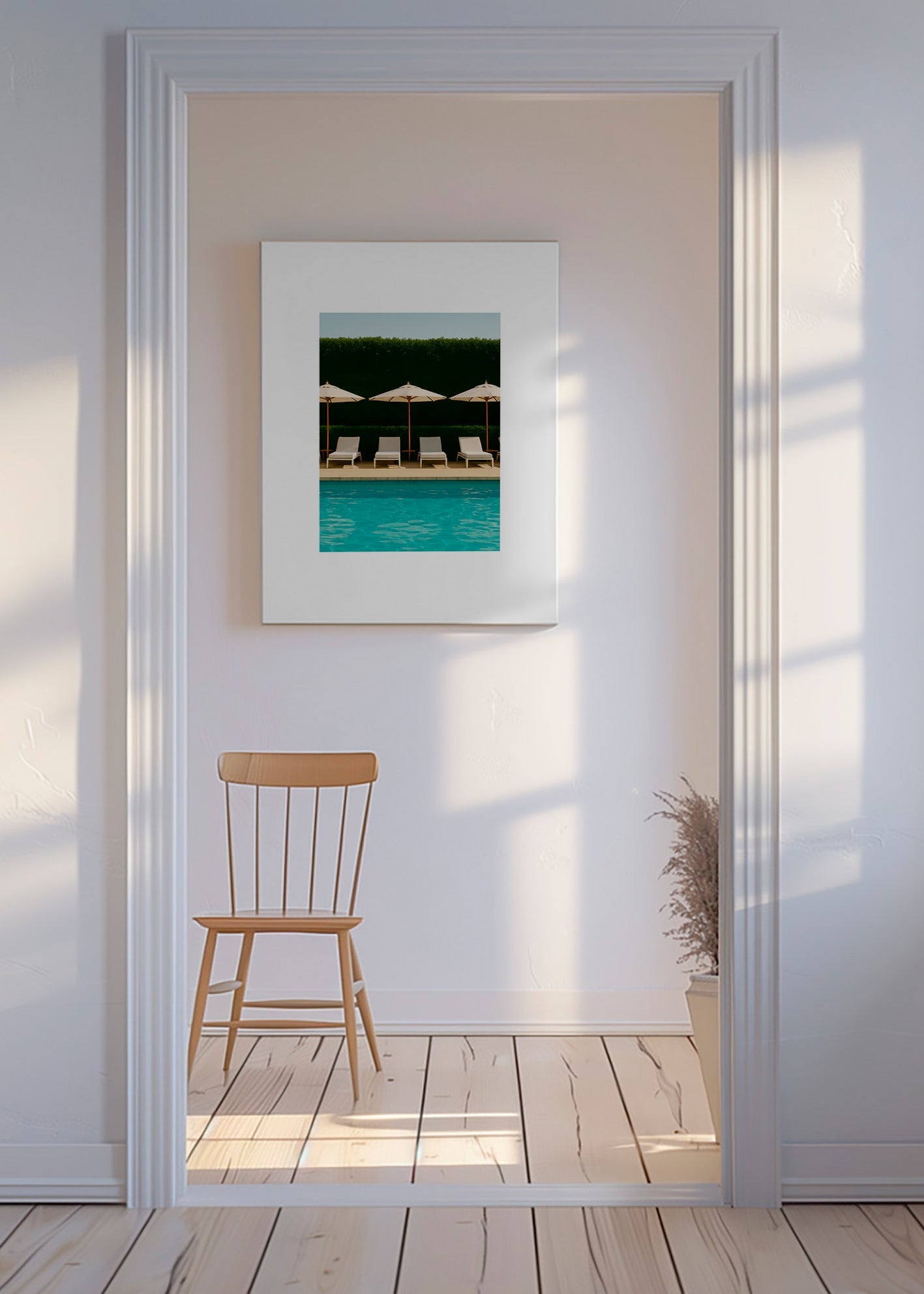 Fotografi af pool med parasoller og rene linjer – Canvas