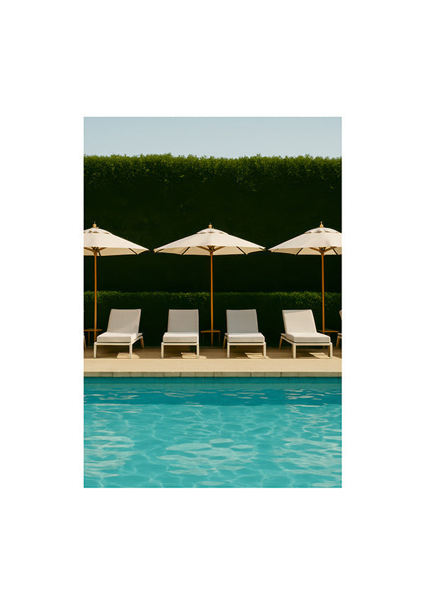 Fotografi af pool med parasoller og rene linjer