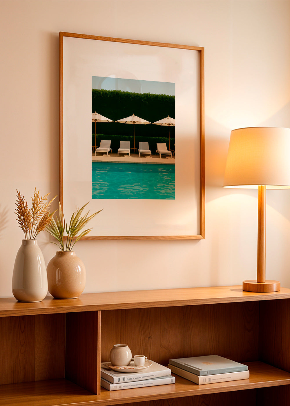 Fotografi af pool med parasoller og rene linjer – Product1