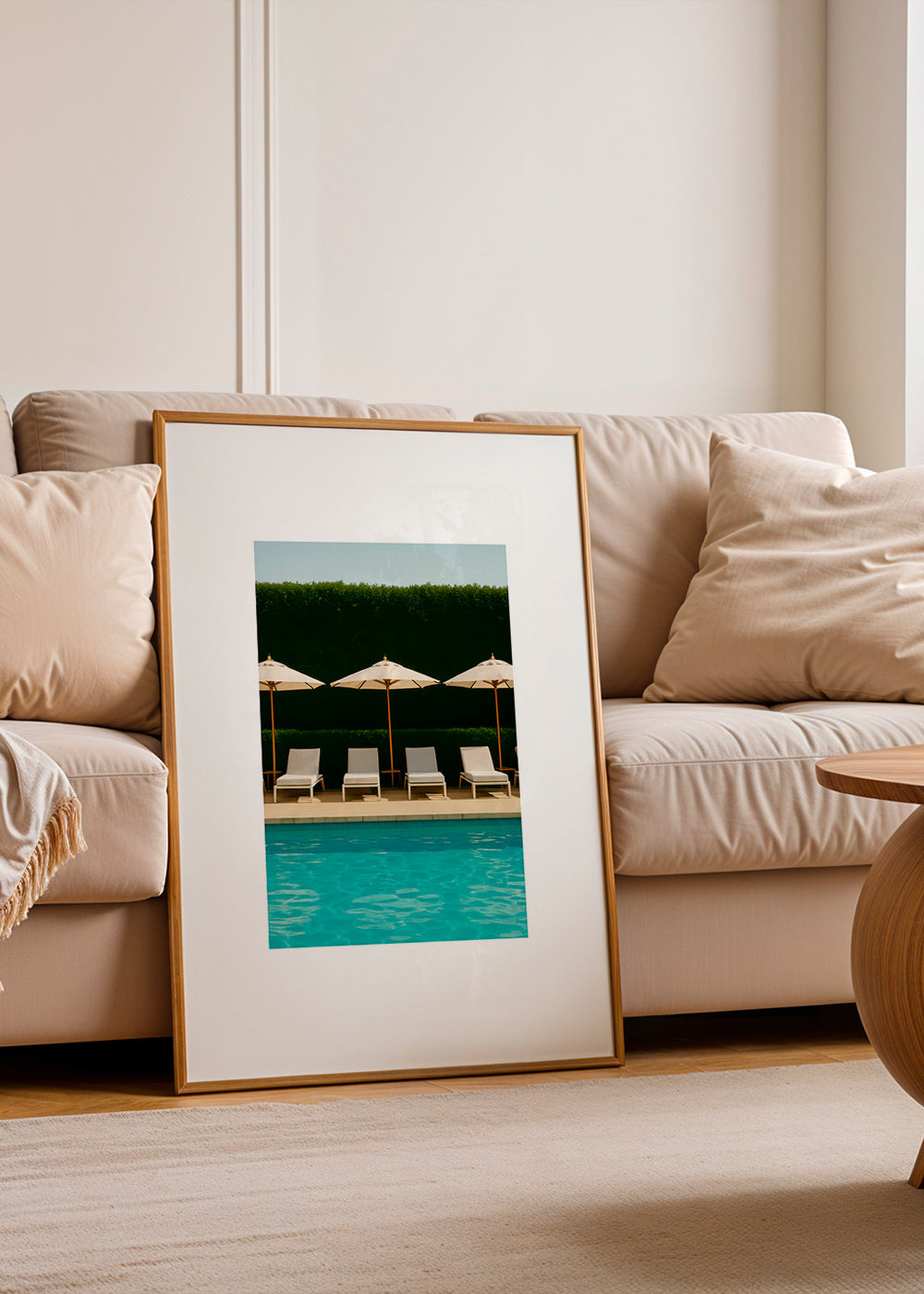 Fotografi af pool med parasoller og rene linjer – Product2
