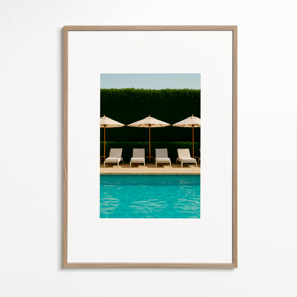 Fotografi af pool med parasoller og rene linjer – Oak Frame