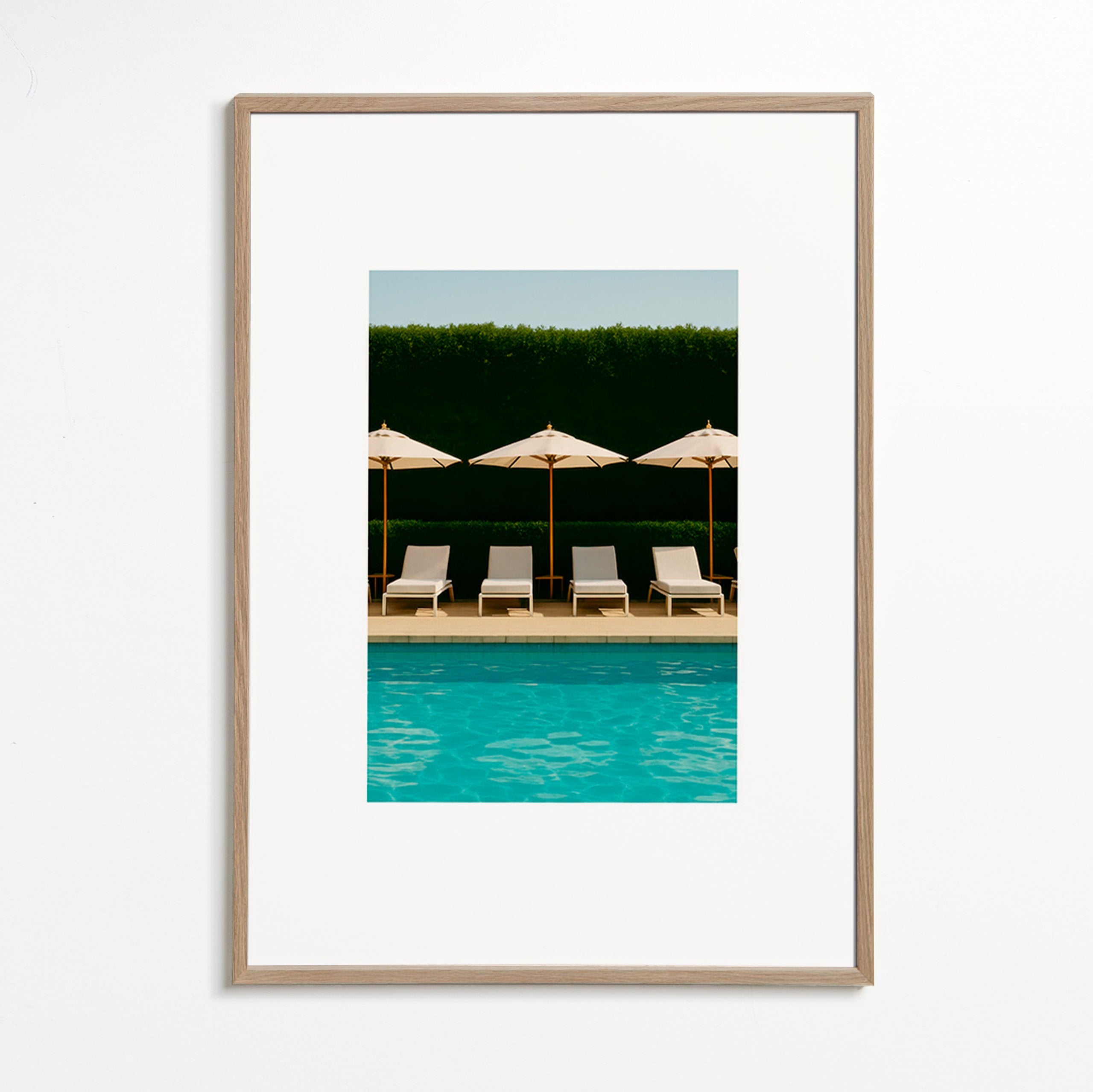 Fotografi af pool med parasoller og rene linjer – Oak Frame