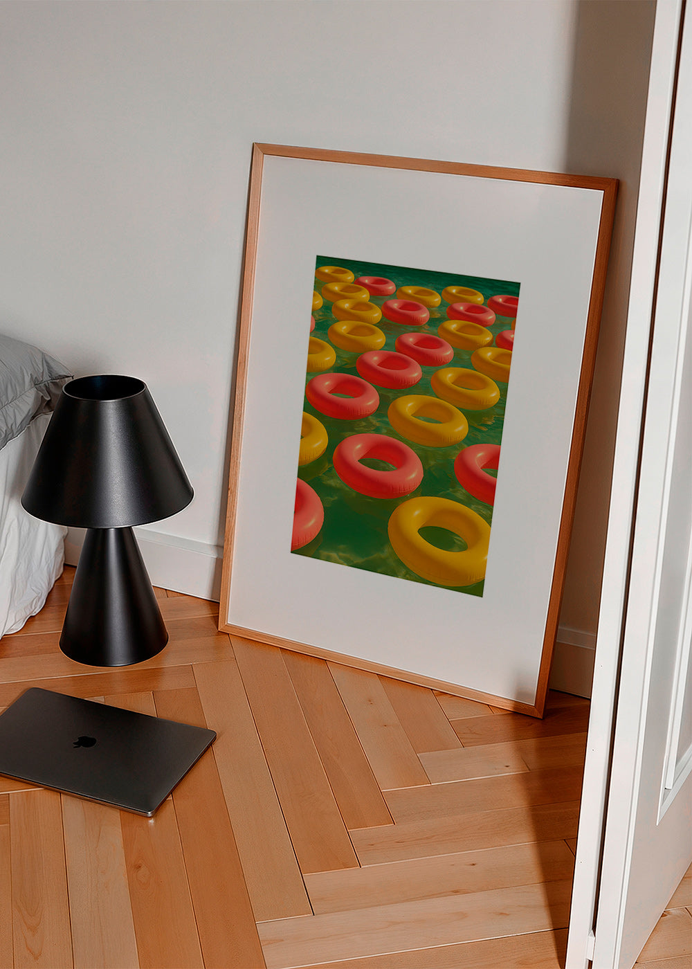 Geometrisk plakat med flydende røde og gule ringe – Product2