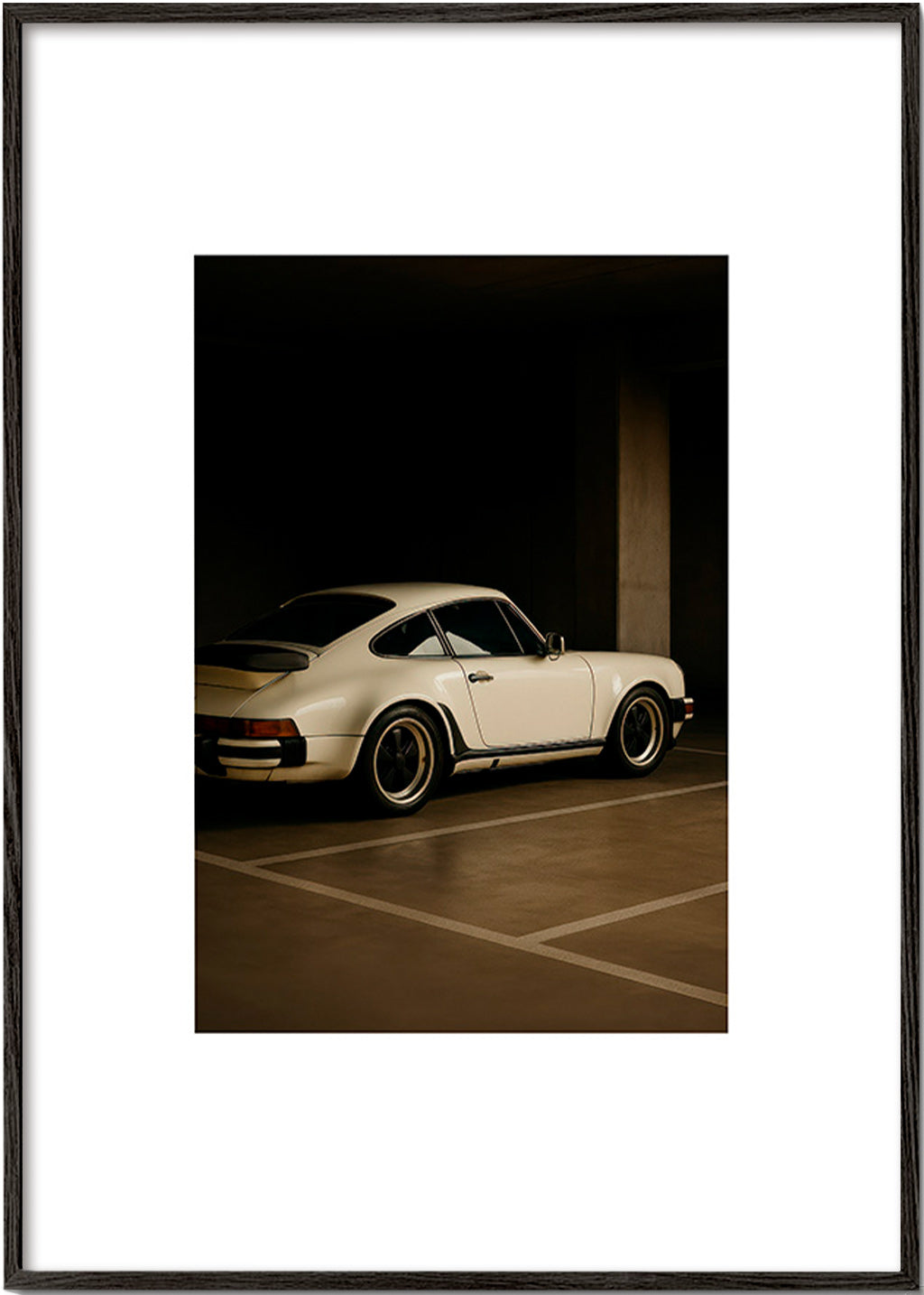 Fotografi af klassisk bil i nattegarage – Black Frame