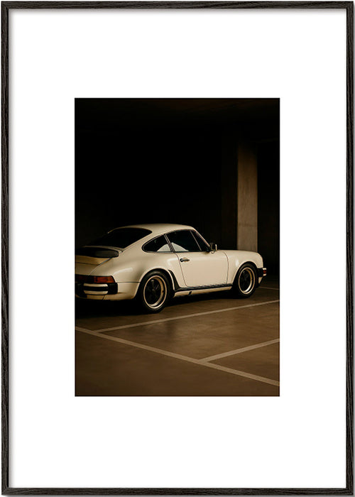 Fotografi af klassisk bil i nattegarage – Black Frame