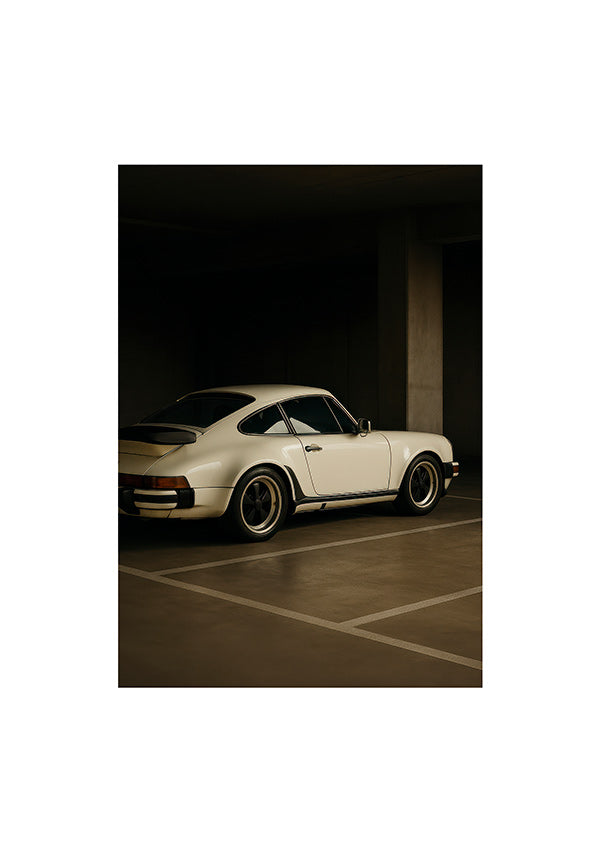 Fotografi af klassisk bil i nattegarage