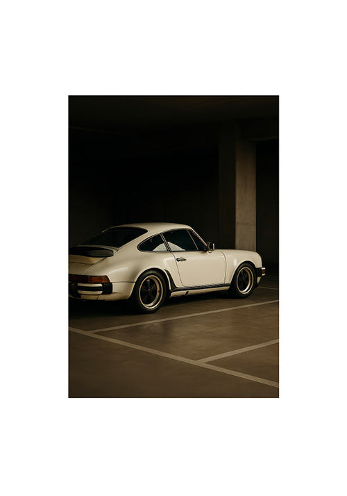 Fotografi af klassisk bil i nattegarage